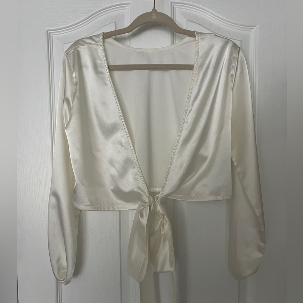 Stunning wrap around cropped blouse!